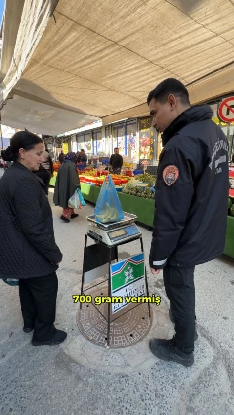 Bah&ccedil;elievler&rsquo;de pazarcının tartı oyunu bozuldu
