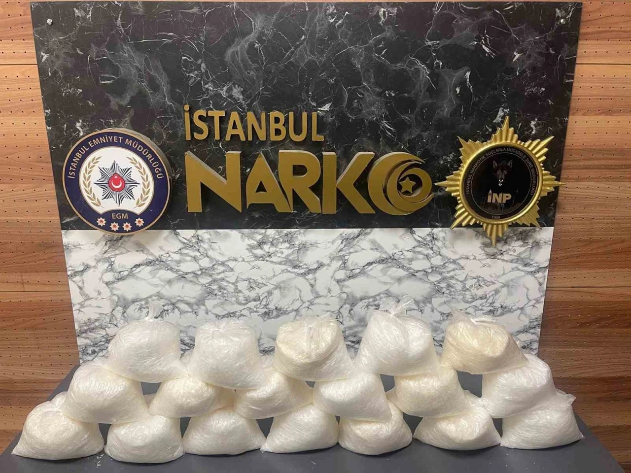 Bah&ccedil;elievler&rsquo;de valizden uyuşturucu &ccedil;ıktı: 18 kilo katı metamfetamin ele ge&ccedil;irildi
