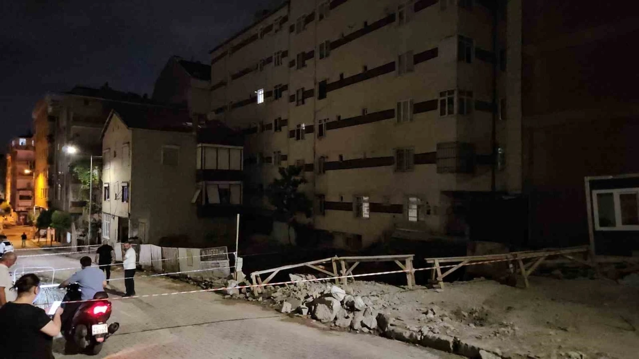 Bah&ccedil;elievler&rsquo;de yanında temel kazılan 7 katlı binadan &ccedil;atlama sesi gelince tahliye edildi
