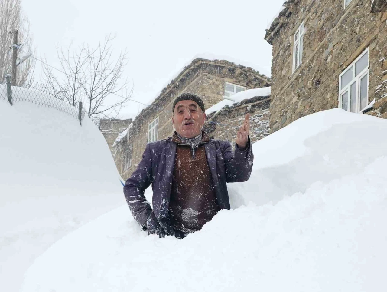 Bah&ccedil;esaray&rsquo;da 71 yerleşim yerinin yolu kardan kapalı

