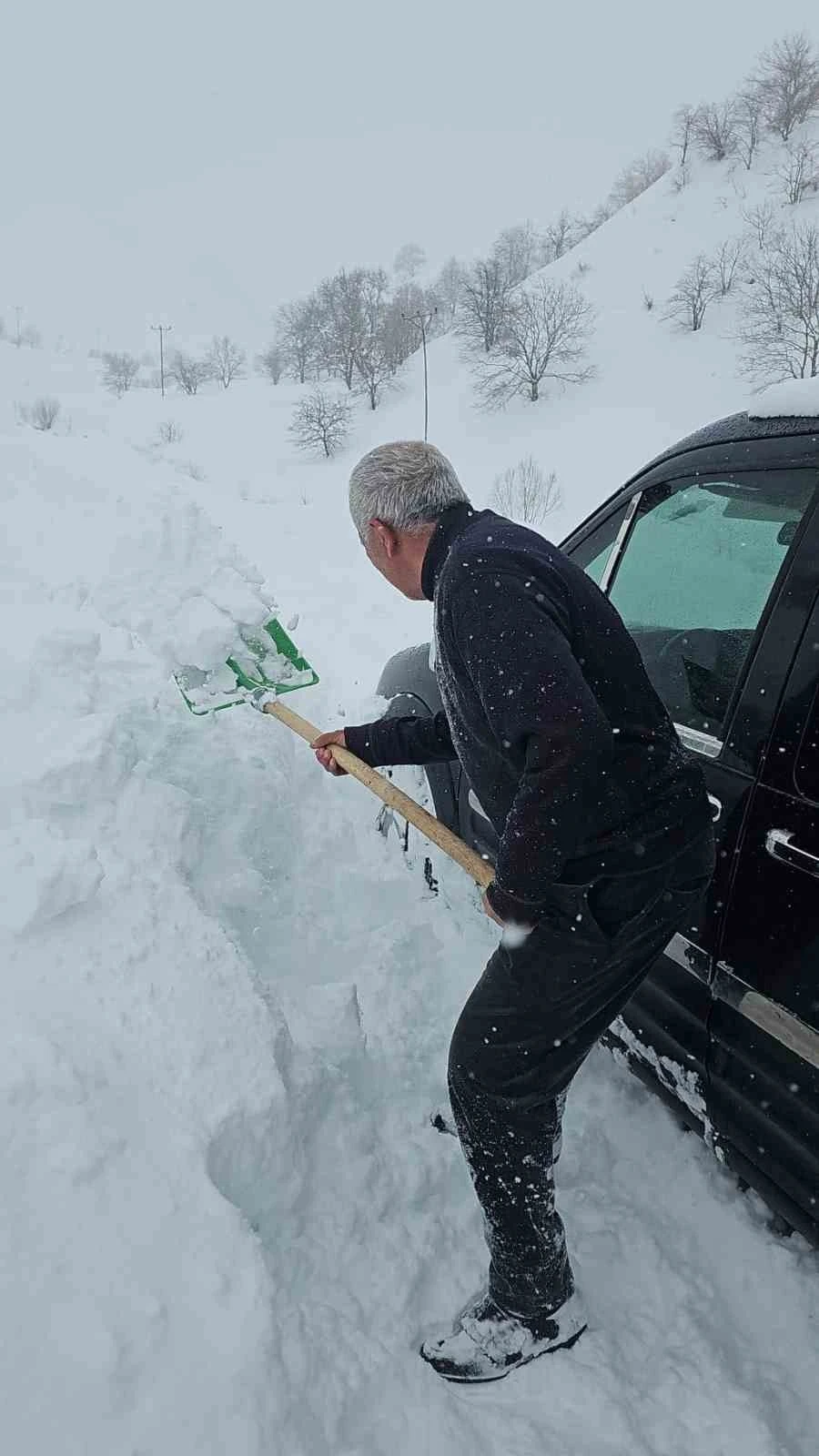 Bah&ccedil;esaray&rsquo;da &ccedil;ığ faciası son anda atlatıldı: Ara&ccedil;taki aile &ouml;l&uuml;mden d&ouml;nd&uuml;
