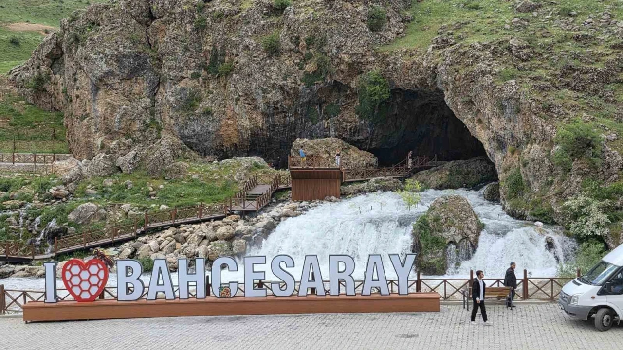 Bah&ccedil;esaray&rsquo;da mağaradan &ccedil;ıkan doğal su kaynağı ilgi odağı oldu
