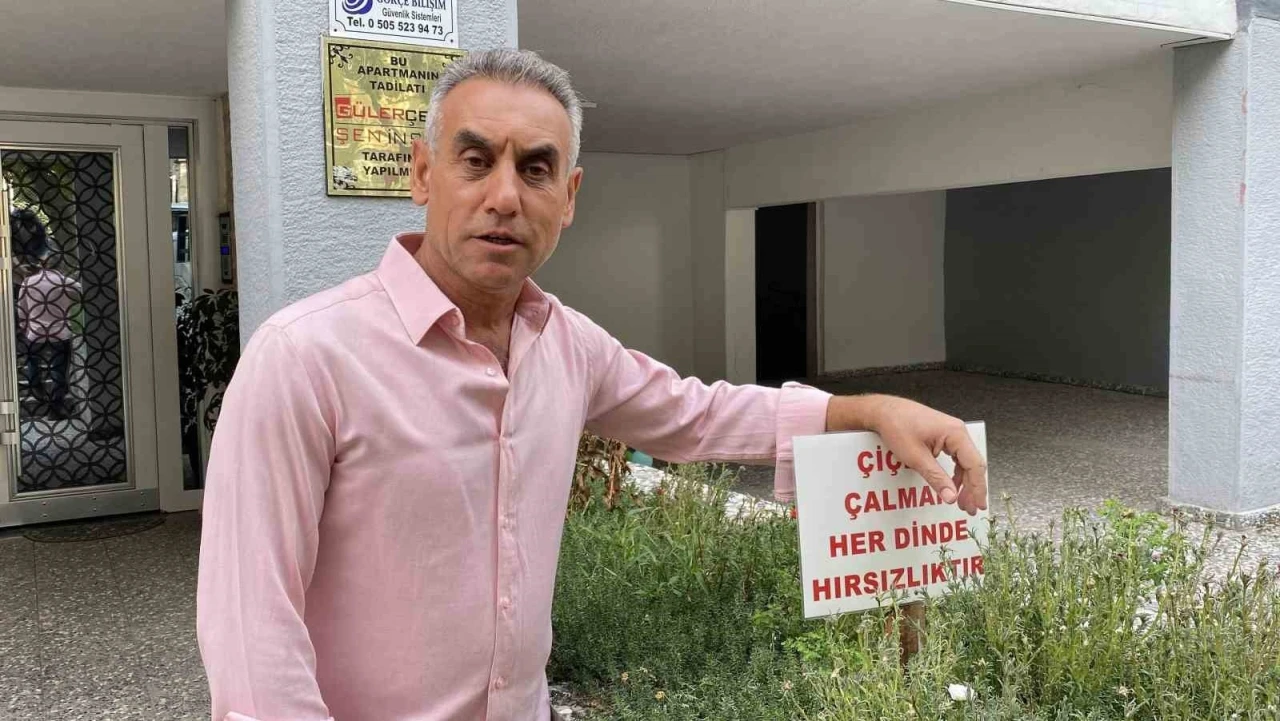Bahçesinden sürekli çiçek çalınan apartmanın yöneticisinden ilginç uyarı
