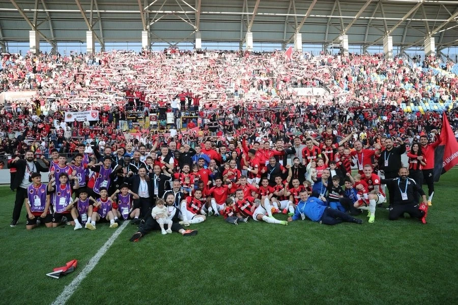Bakan Bak’dan, Süper Lig’e yükselen Gençlerbirliği’ne tebrik

