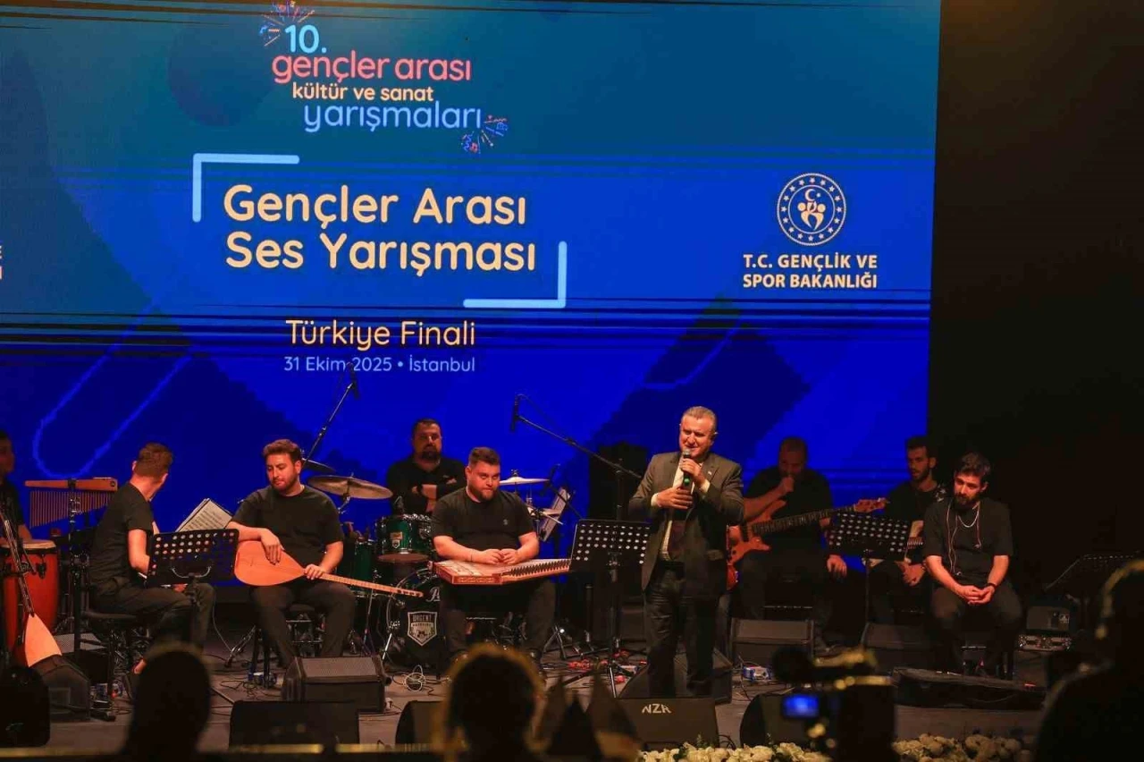 Bakan Bak, gençler arası ses yarışmasını izledi, sahnede şarkı söyledi