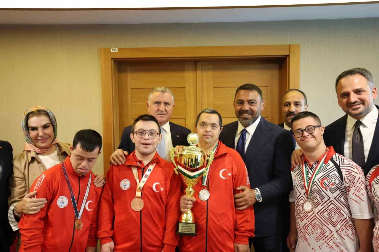 Bakan Bak &ouml;zel sporcular ile bir araya geldi
