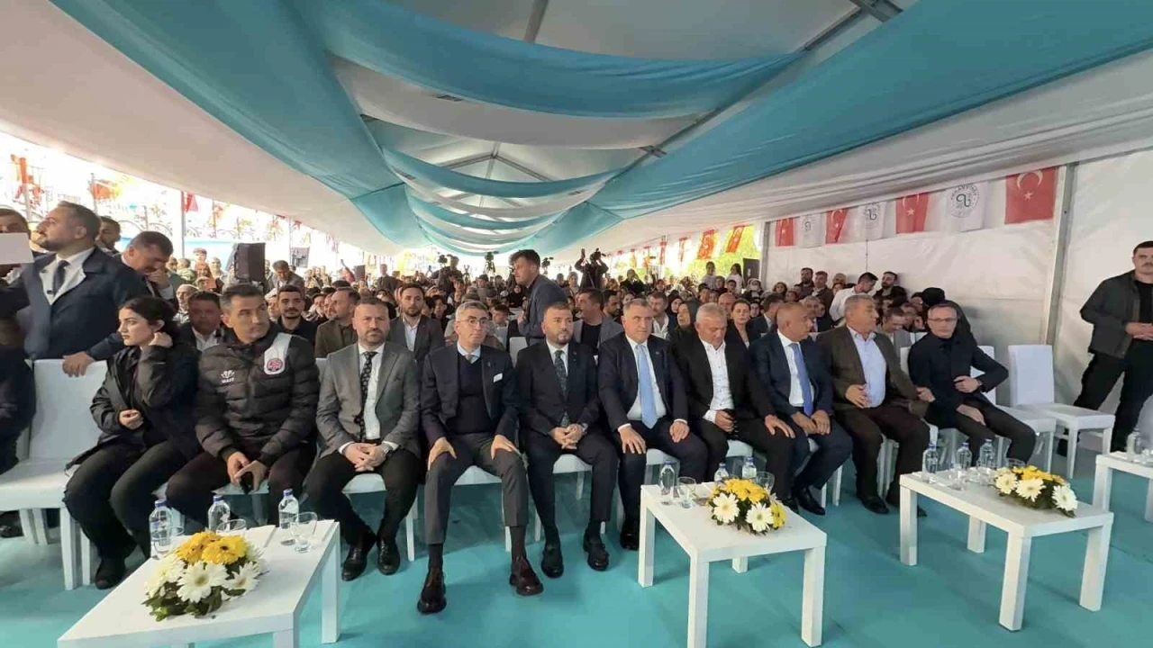 Bakan Bak: &quot;Türkiye’de son 23 yılda spor tesisleri devrimi yaşanmaktadır&quot;
