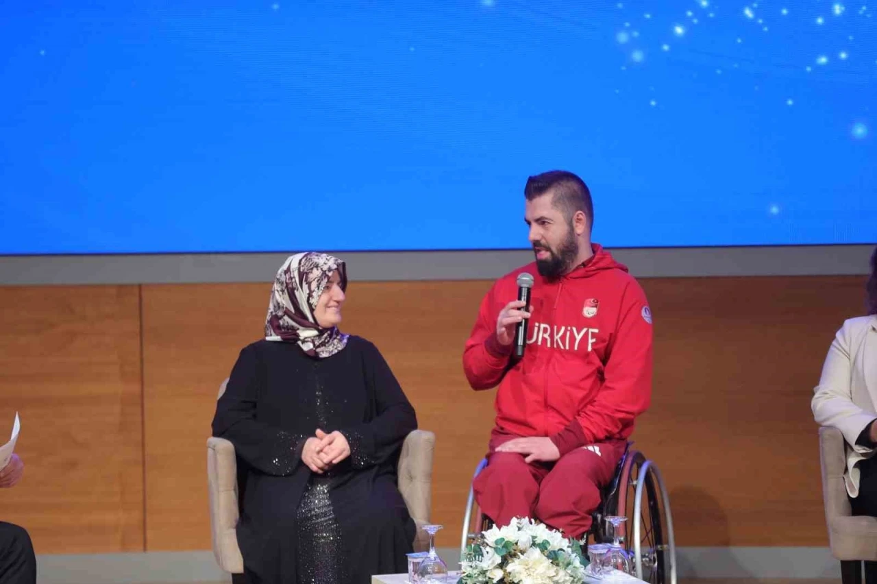 Bakan Bak şampiyon sporcuların anneleri ile bir araya geldi
