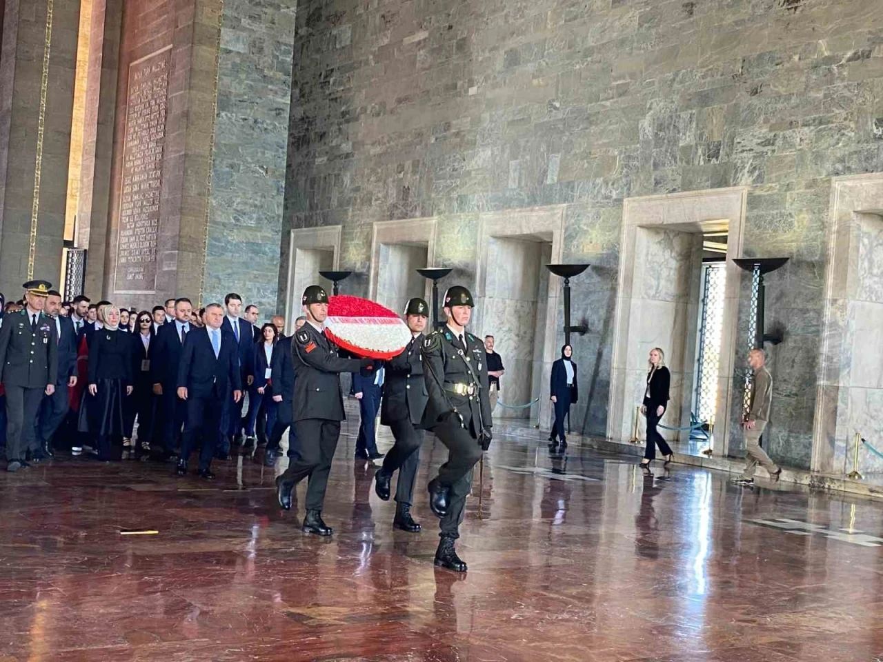 Bakan Bak’tan gençler ve sporcularla Anıtkabir’e ziyaret
