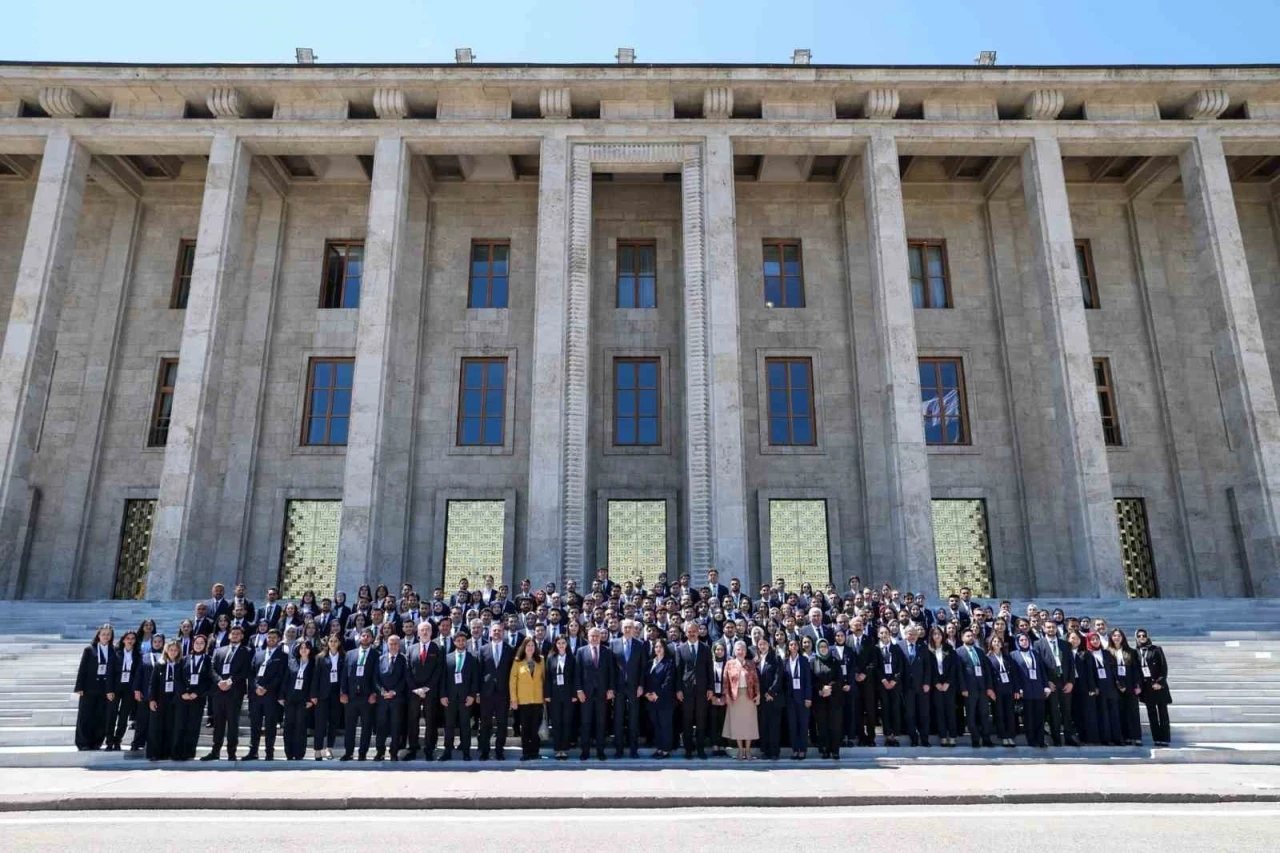 Bakan Bak, temsilci gençlerle meclisi ziyaret etti
