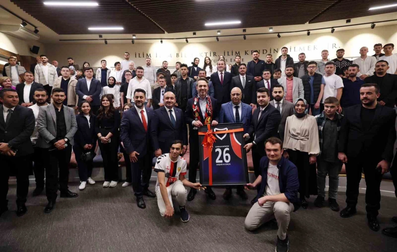 Bakan Bayraktar, Anadolu Üniversitesi’nde gençlerle buluştu
