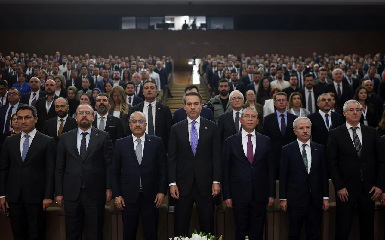 Bakan Bayraktar: &quot;Enerjide bağımsız bir Türkiye hedefinde en önemli görev enerji uzmanlarına düşüyor&quot;
