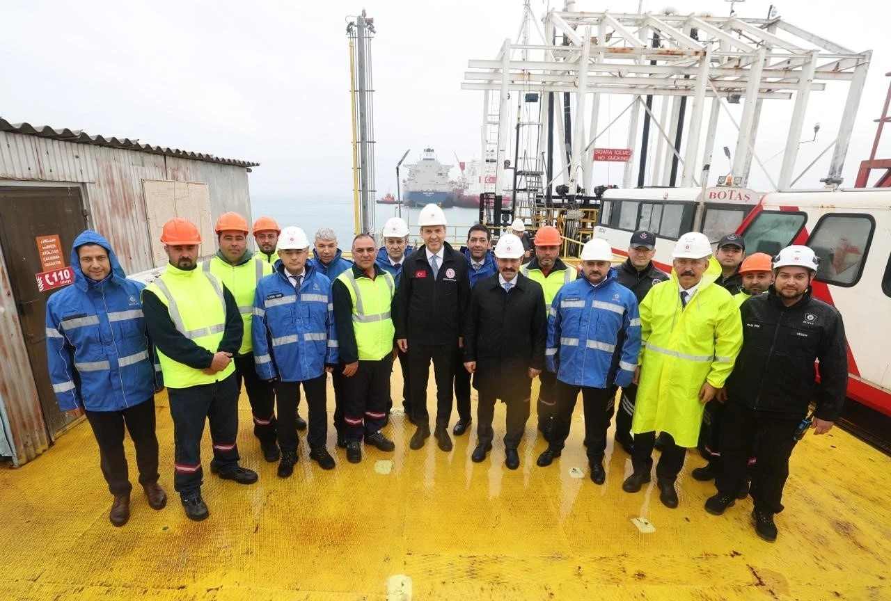 Bakan Bayraktar: "G&uuml;nl&uuml;k 200 milyon metrek&uuml;pl&uuml;k bir gazı gemilerle alır hale geleceğiz"
