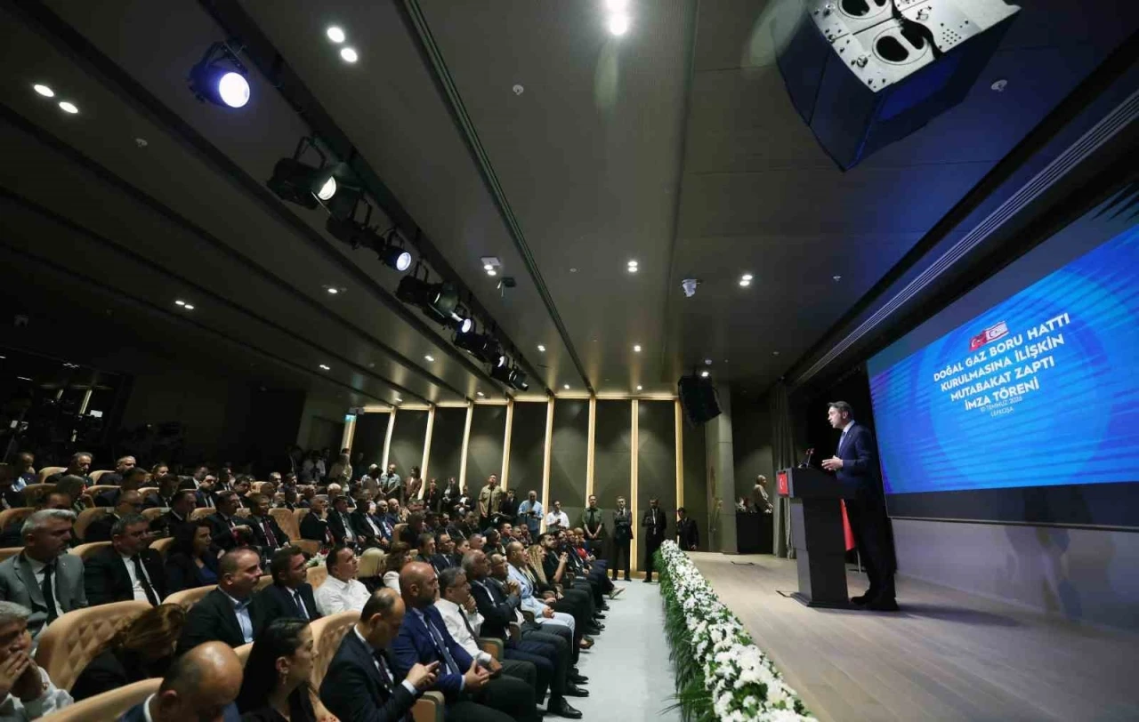 Bakan Bayraktar: "T&uuml;rkiye-KKTC arasında yaklaşık 101 kilometre uzunluğunda doğal gaz iletim hattı inşa edeceğiz"
