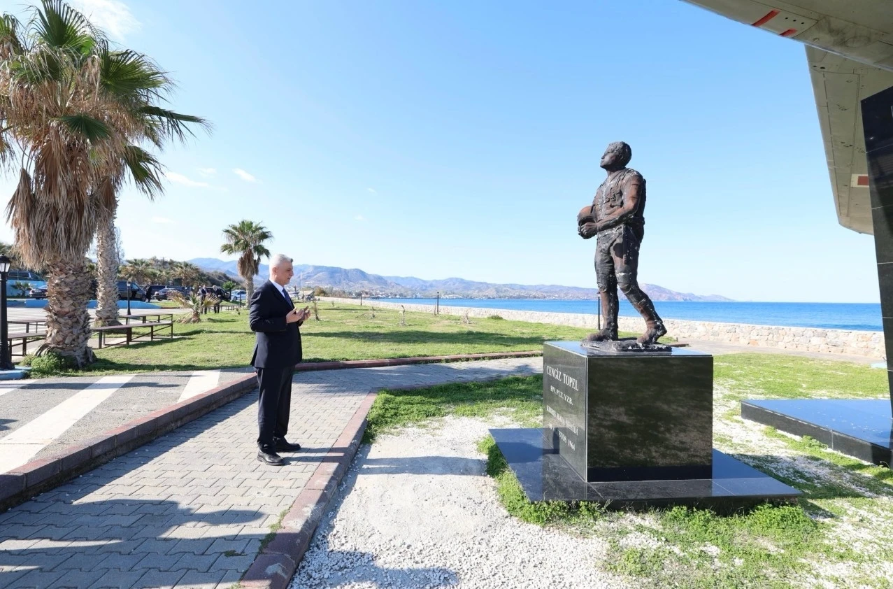 Bakan Bolat, KKTC&rsquo;de şehit Y&uuml;zbaşı Cengiz Topel&rsquo;in anıtını ziyaret etti
