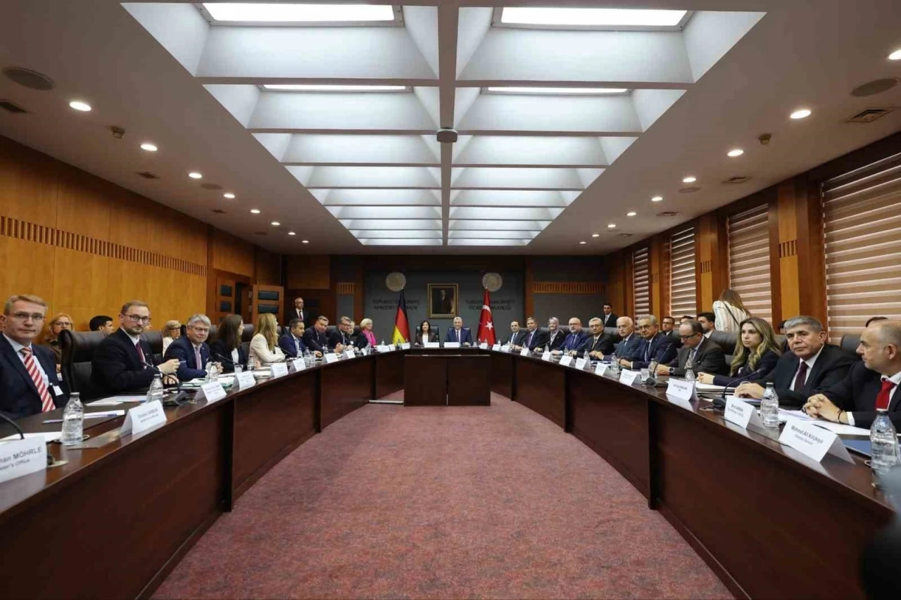 Bakan Bolat: "Almanya vizelerinde ret oranı y&uuml;zde 25&rsquo;lerden y&uuml;zde 14&rsquo;e geriledi"

