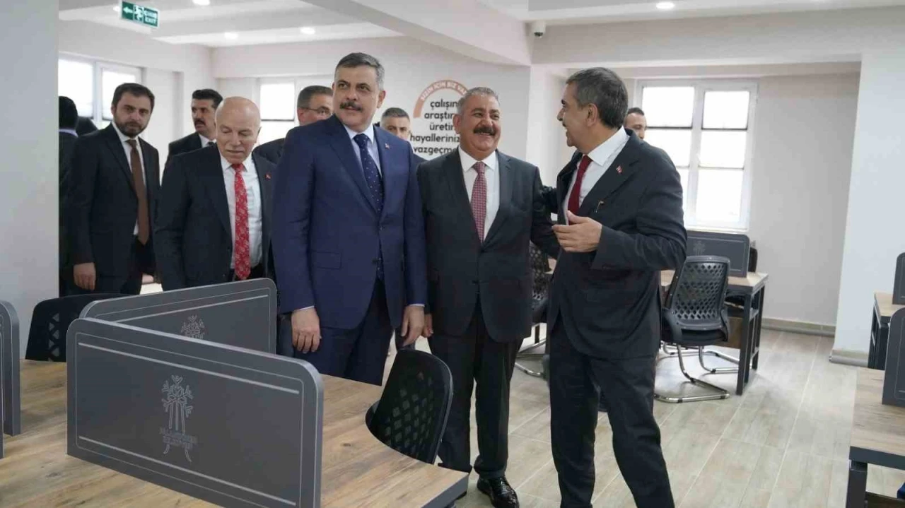 Bakan &Ccedil;ift&ccedil;i ve Bakan Tekin&rsquo;den Paland&ouml;ken Belediyesi&rsquo;ne &ouml;vg&uuml;
