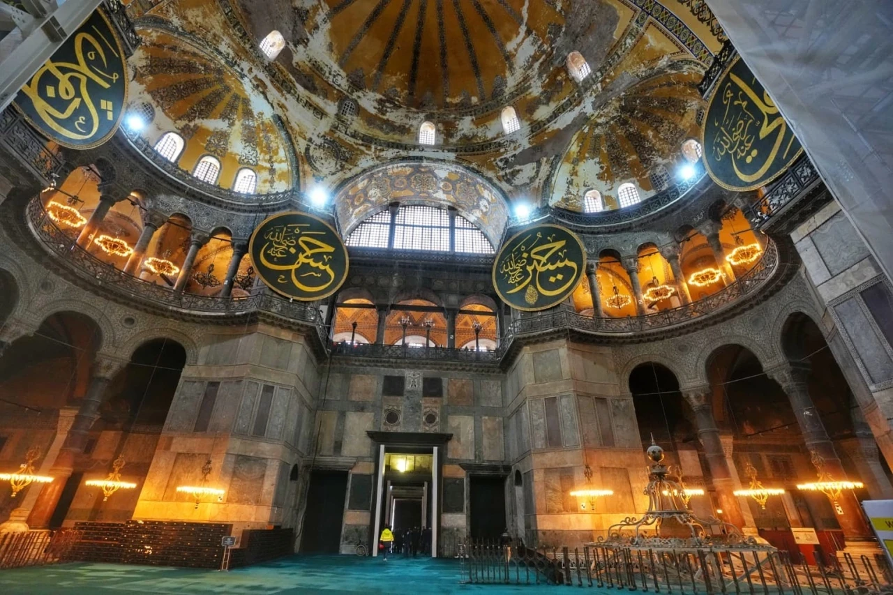 Bakan Ersoy a&ccedil;ıkladı: "Ayasofya&rsquo;da s&uuml;re&ccedil; devam ediyor, Sultanahmet&rsquo;te &ccedil;alışmalar tamamlandı"

