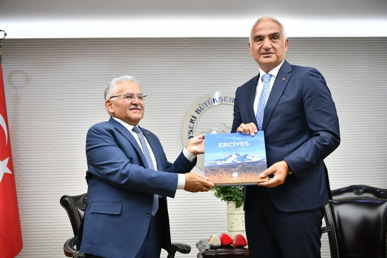 Bakan Ersoy’dan Başkan Büyükkılıç’a ve Kayseri’ye övgüler
