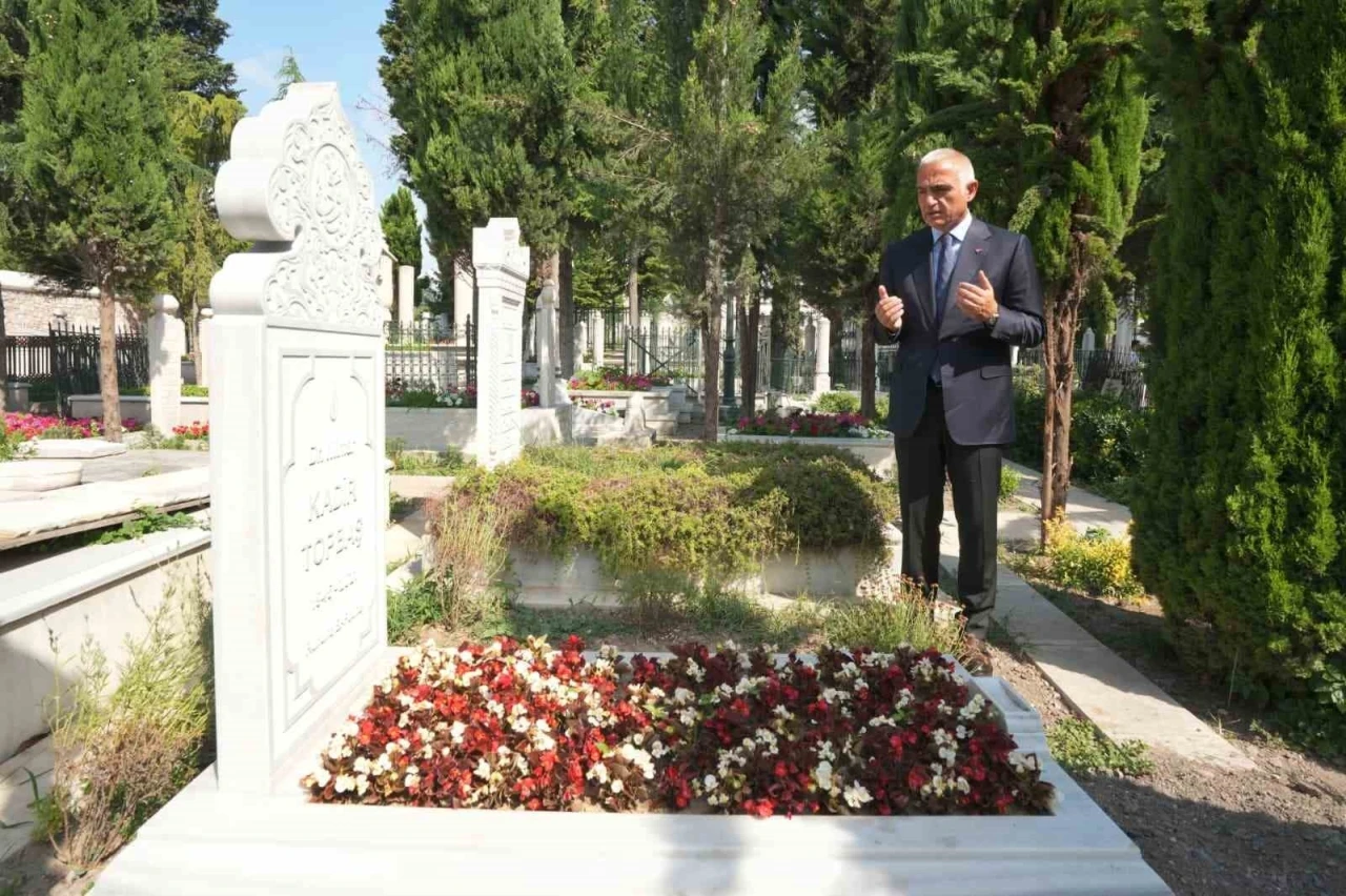 Bakan Ersoy&rsquo;dan Fatih K&uuml;lliyesi Haziresi&rsquo;ne anlamlı ziyaret
