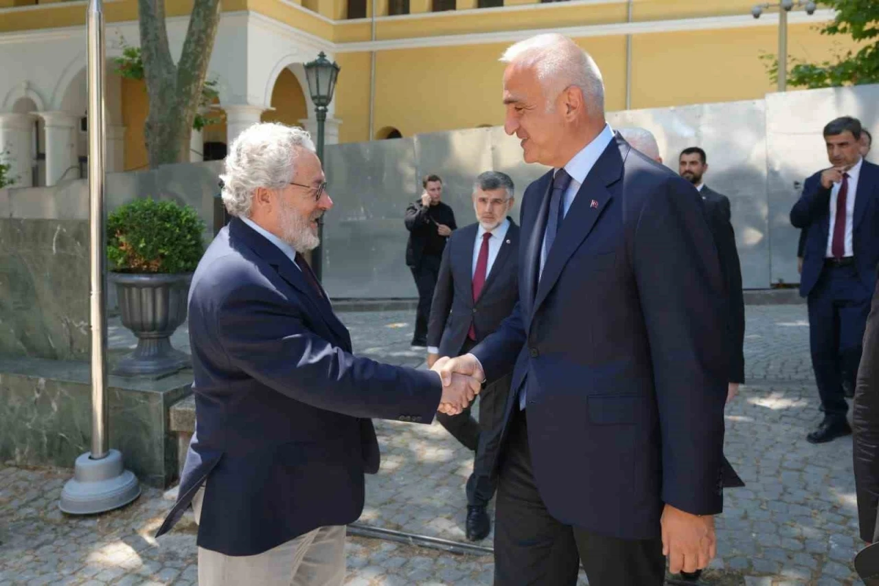 Bakan Ersoy, İslam K&uuml;lt&uuml;r, Sanat ve Tarih Araştırma Merkezi&rsquo;nin &ccedil;alışmalarını inceledi
