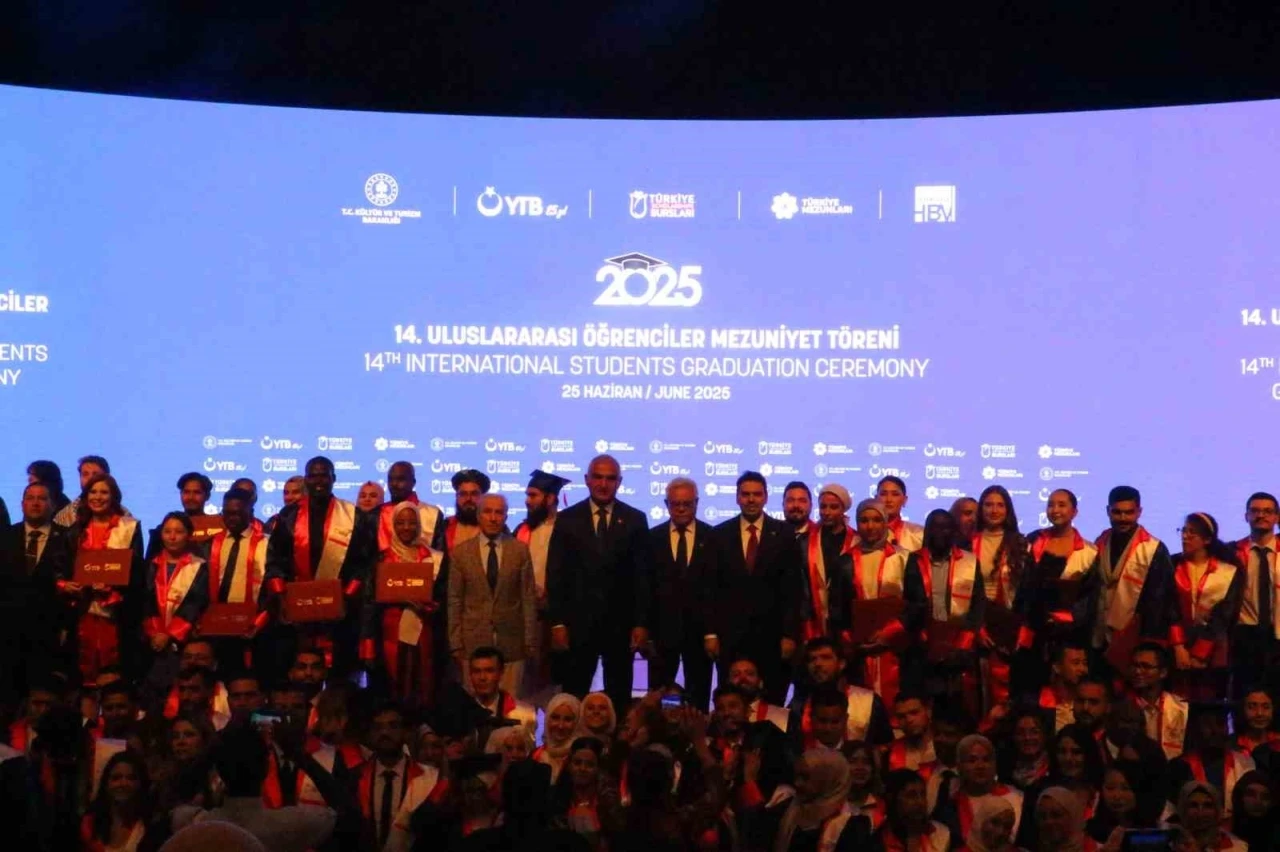 Bakan Ersoy: &quot;‘Ben Türkiye Mezunuyum’ dediğinizde, sıcak bir tebessüm göreceksiniz&quot;
