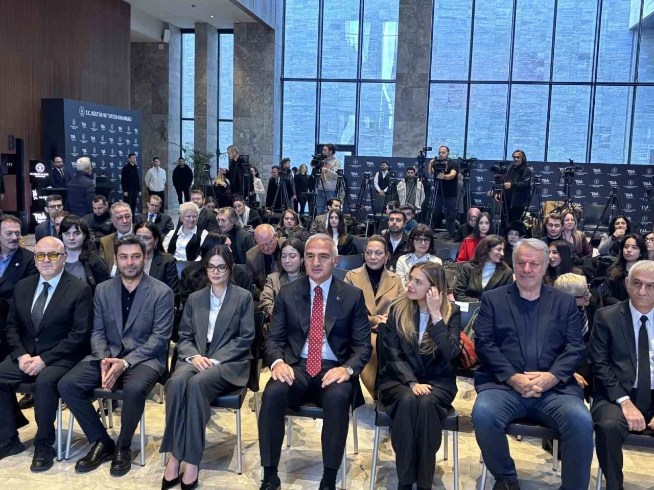 Bakan Ersoy: "Dizi ihracatından elde edilen gelir 1 milyar doları ge&ccedil;ti"
