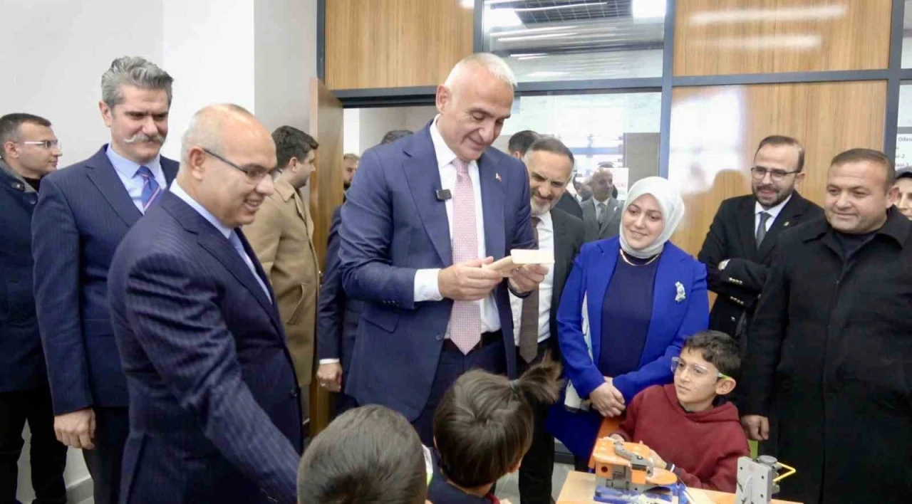 Bakan Ersoy: "K&uuml;t&uuml;phanelerimiz gen&ccedil;lerimizi geleceğe hazırlıyor"
