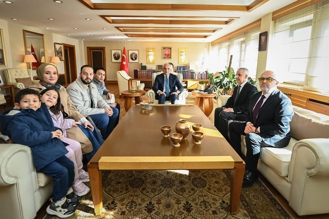 Bakan Ersoy: "Rajab&rsquo;ın ailesiyle Bakanlığımızda bir araya gelerek, ardından birlikte Cumhurbaşkanımız Erdoğan&rsquo;ı ziyaret ettik"
