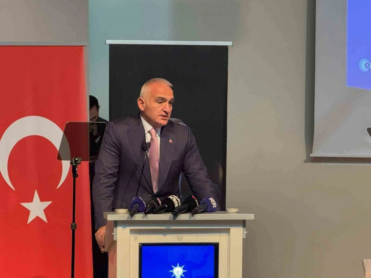 Bakan Ersoy: "T&uuml;rkiye&rsquo;de k&uuml;lt&uuml;r ve turizm alanında tarihi rekorlar kırıyoruz"
