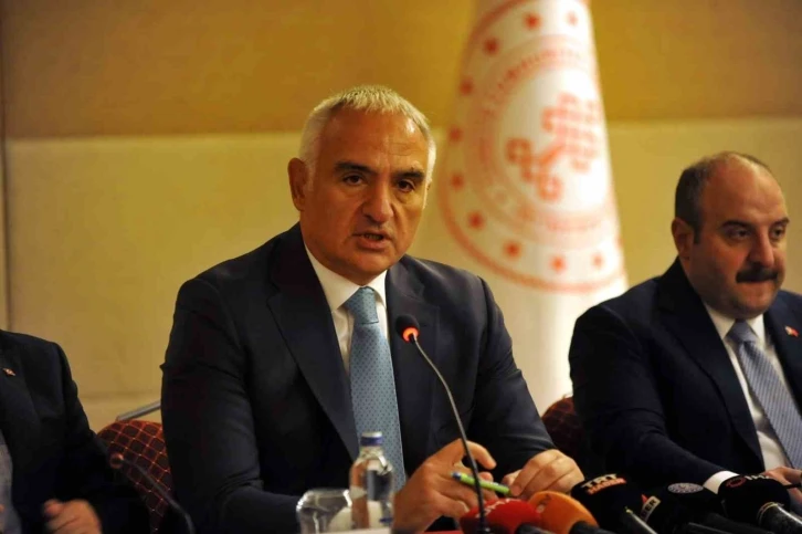 Bakan Ersoy: "Uludağ&rsquo;ı eski ışıltılı g&uuml;nlerine geri d&ouml;nd&uuml;receğiz"
