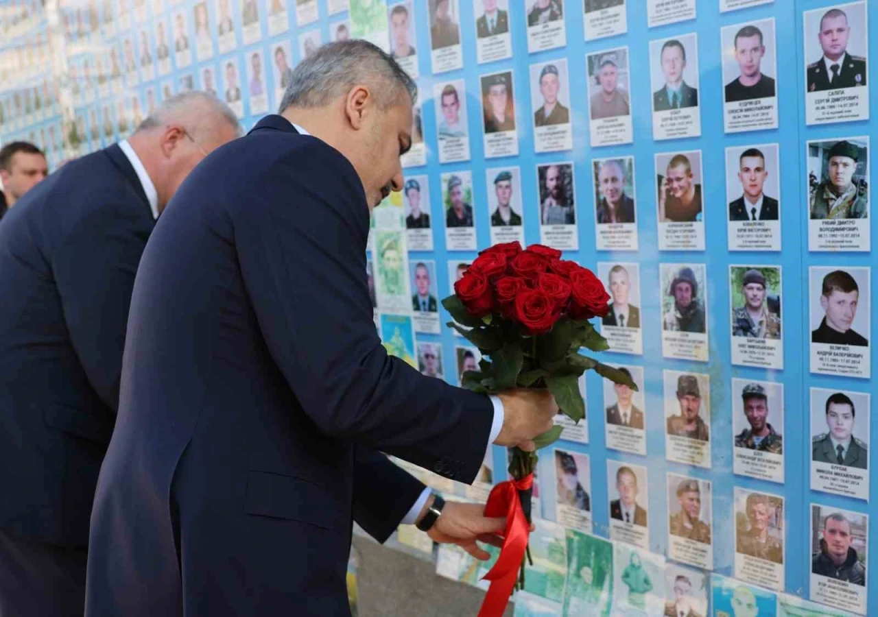 Bakan Fidan Kiev’de Anma Duvarı’na çiçek bıraktı
