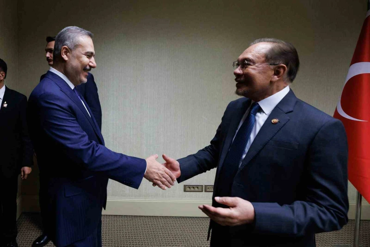 Bakan Fidan, Malezya Başbakanı İbrahim ve Dışişleri Bakanı Hasan ile g&ouml;r&uuml;şt&uuml;
