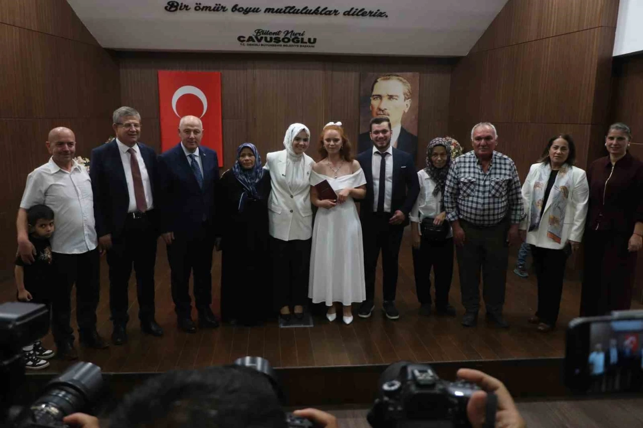 Bakan Göktaş, Aile ve Gençlik Fonu kullanan çiftin mutluluğuna ortak oldu
