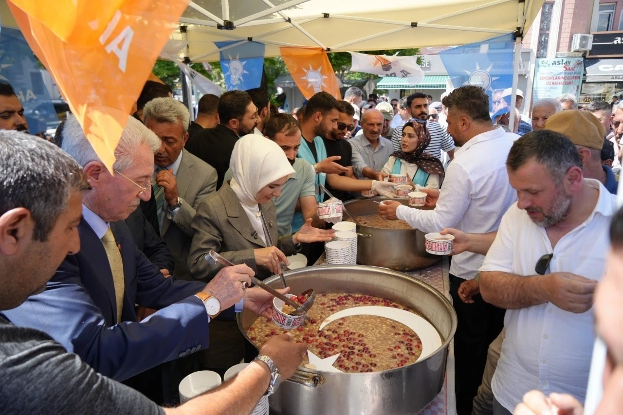 Bakan G&ouml;ktaş, Erzincan&rsquo;da aşure dağıttı, esnafı ziyaret etti
