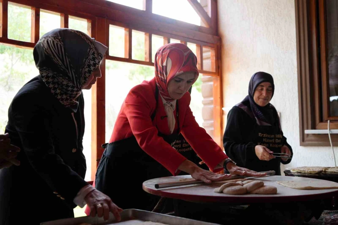 Bakan Göktaş Erzincan’da hamur yoğurdu gözleme yaptı
