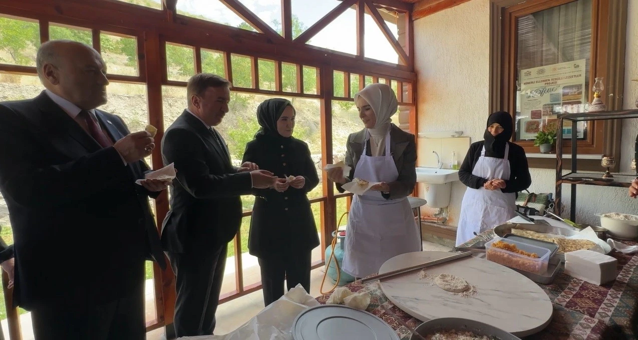 Bakan G&ouml;ktaş, Erzincan&rsquo;da kadın kooperatifinde g&ouml;zleme pişirip ikram etti
