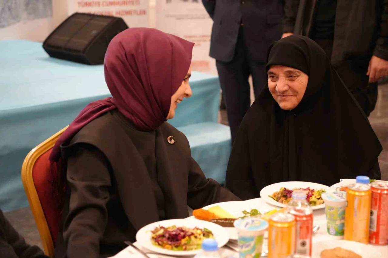 Bakan G&ouml;ktaş, Kars&rsquo;ta şehit yakınlarıyla g&ouml;n&uuml;l sofrasında buluştu
