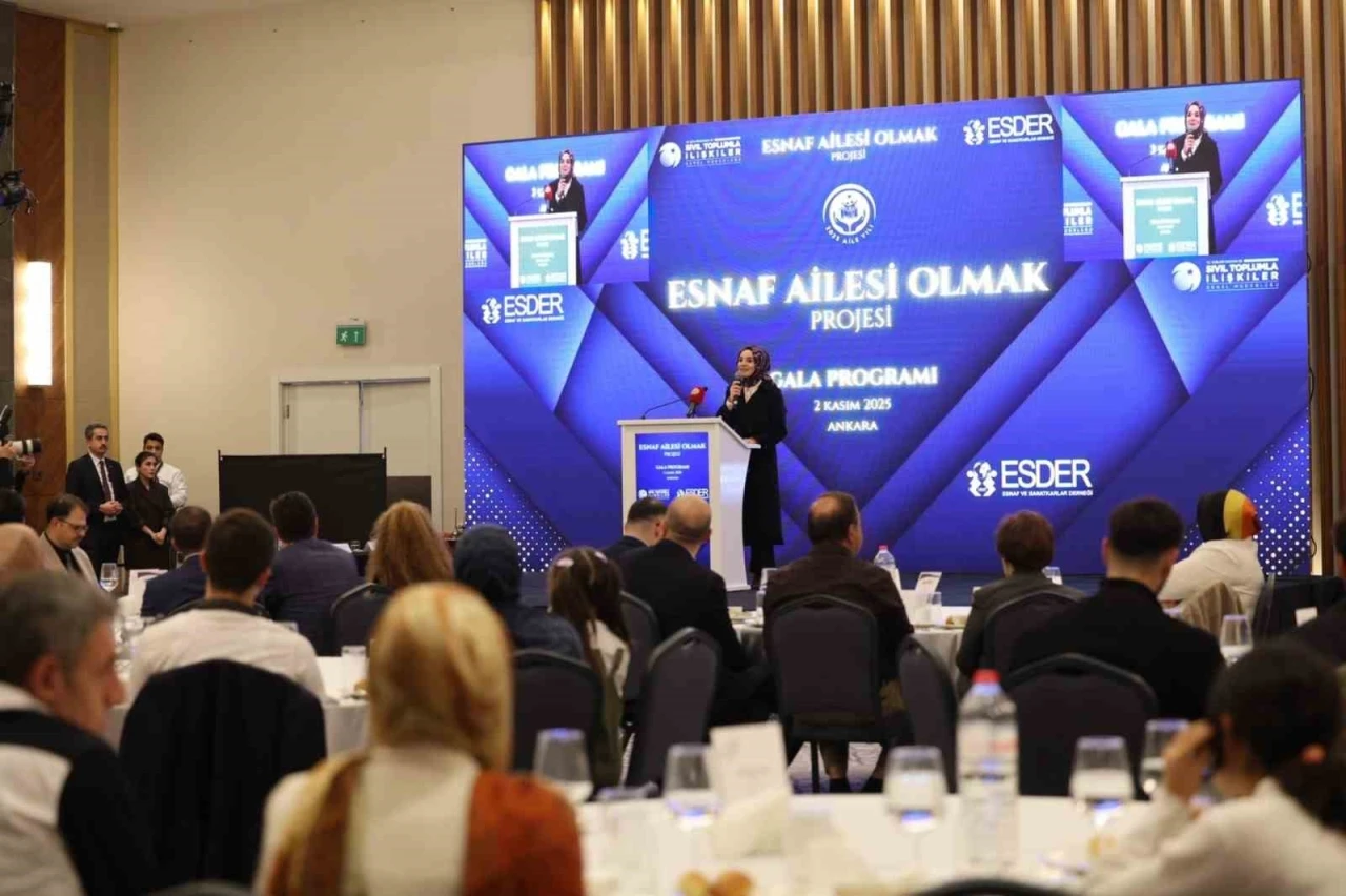 Bakan Göktaş &quot;Esnaf Ailesi Olmak&quot; projesinin galasına katıldı
