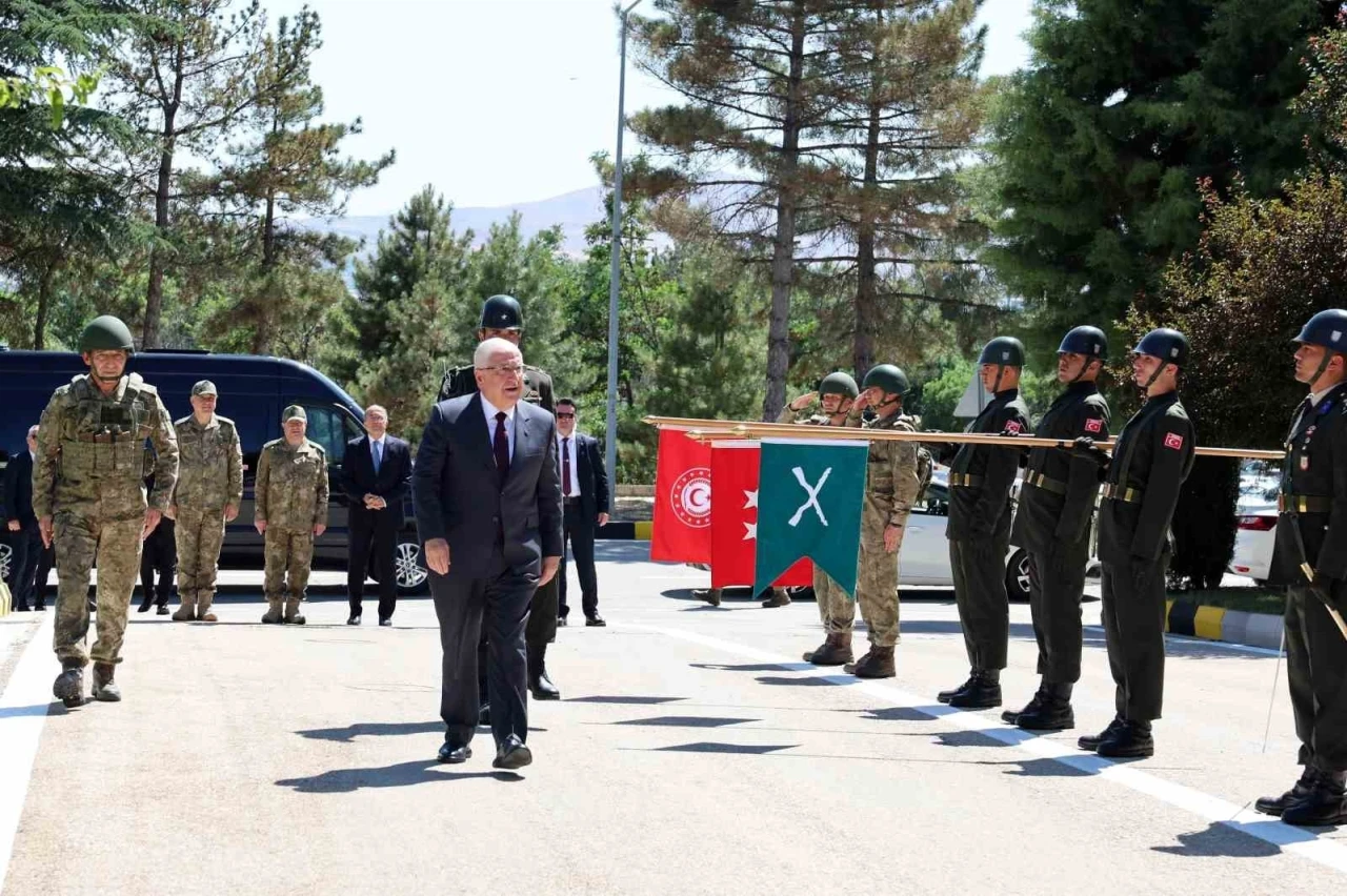 Bakan Güler 8’inci Kolordu Komutanlığında incelemelerde bulundu

