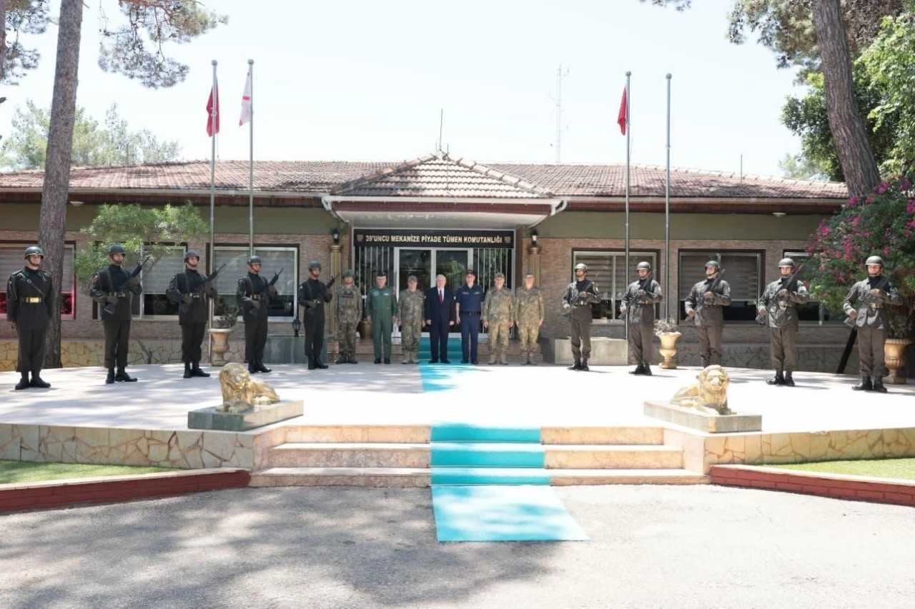 Bakan G&uuml;ler, 9&rsquo;uncu Mekanize Piyade T&uuml;men Komutanlığı&rsquo;nı ziyaret etti
