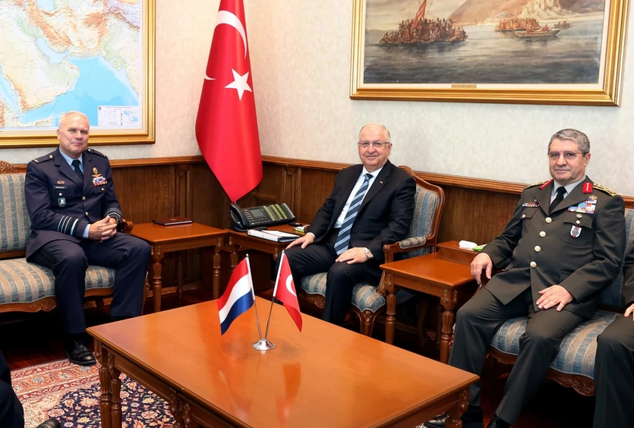 Bakan G&uuml;ler, Hollanda Genelkurmay Başkanı Orgeneral Eichelsheim&rsquo;i kabul etti
