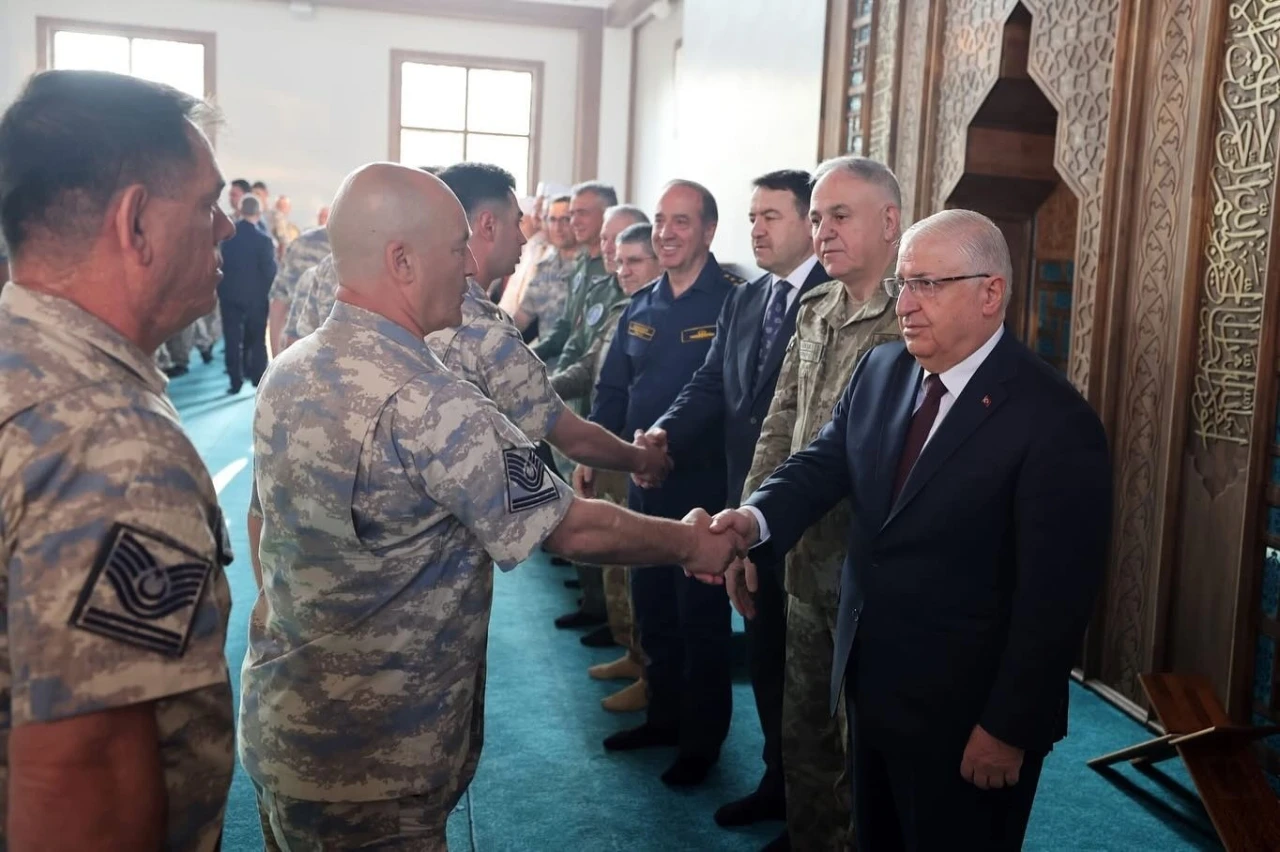 Bakan Güler, Kurban Bayramı’nda Mehmetçikle bir araya geldi
