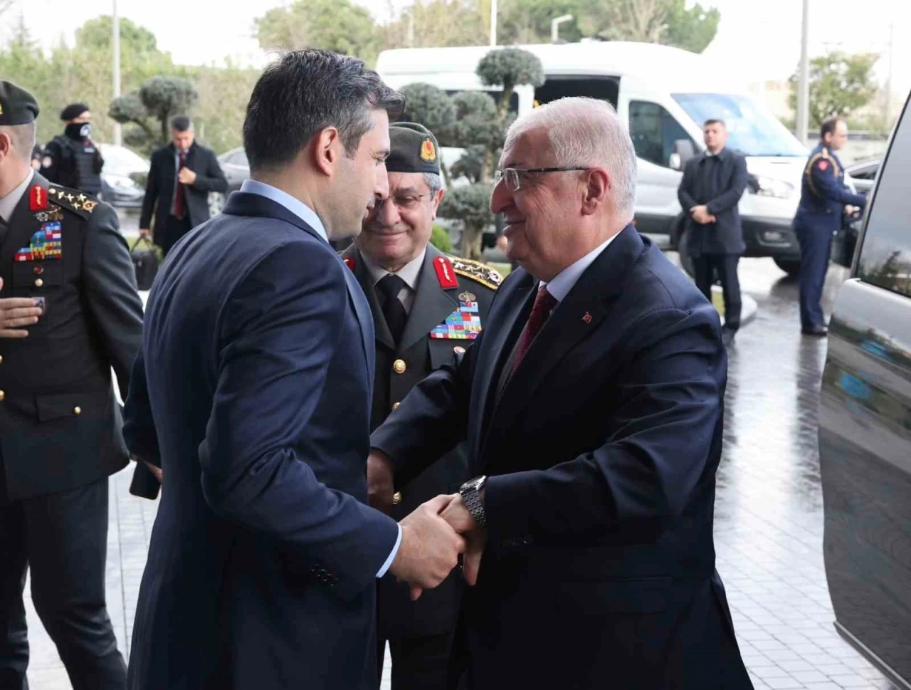 Bakan G&uuml;ler, merhum &Ouml;zdemir Bayraktar anısına hazırlanan belgeseli izledi
