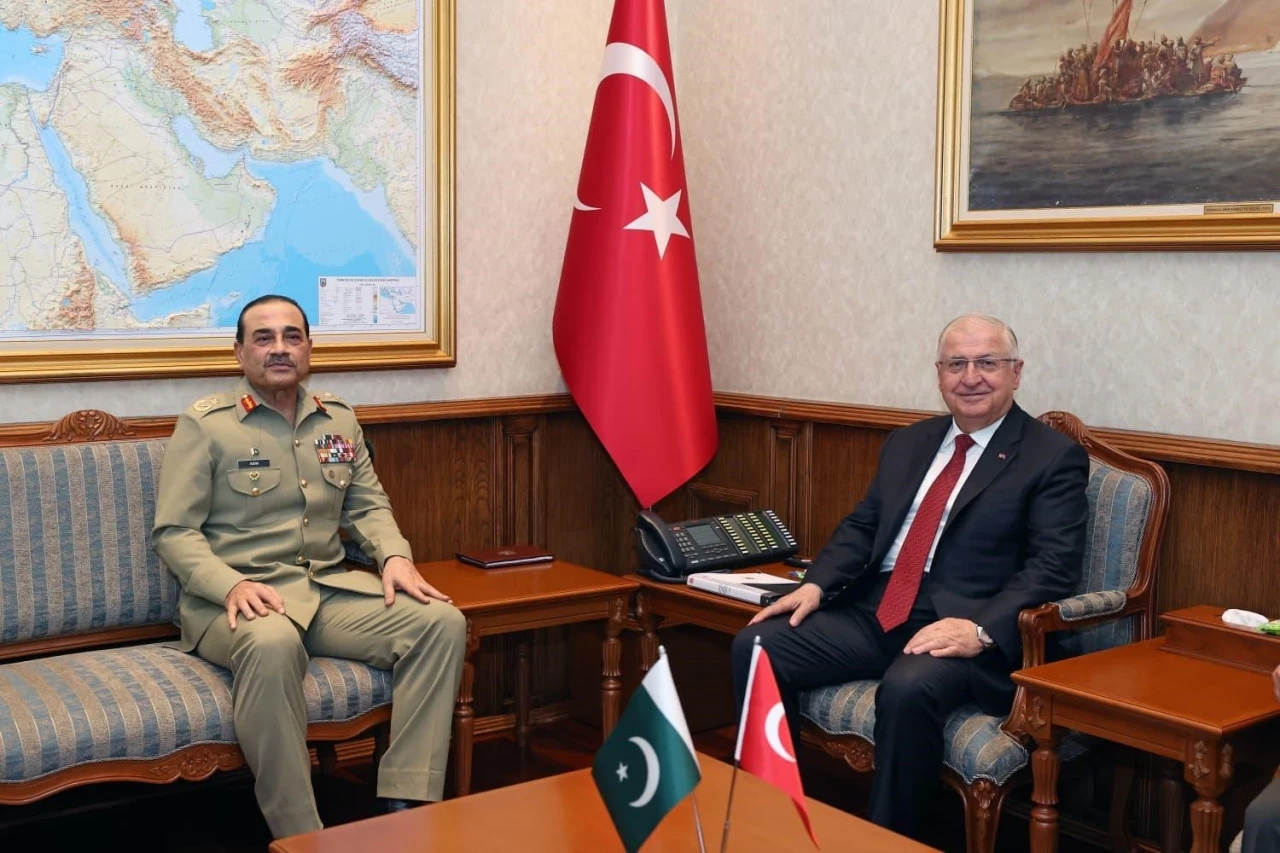 Bakan G&uuml;ler, Pakistan Savunma Kuvvetleri Komutanı Mareşal Munir&rsquo;i kabul etti
