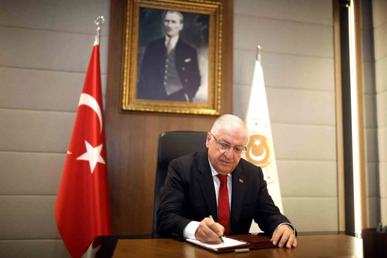 Bakan G&uuml;ler: "Babalar; karşılıksız sevgileriyle &ccedil;ocuklarının sığındığı g&uuml;venli bir limandır"
