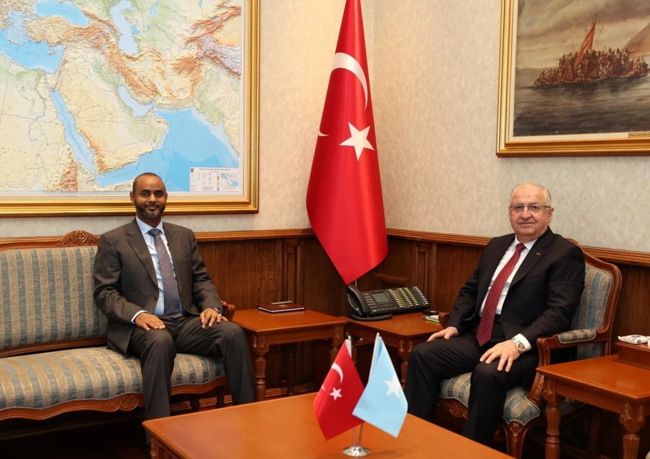 Bakan Güler, Somali Limanlar ve Deniz Ulaştırma Bakanı Abdülkadir Muhammed Nur ile bir araya geldi
