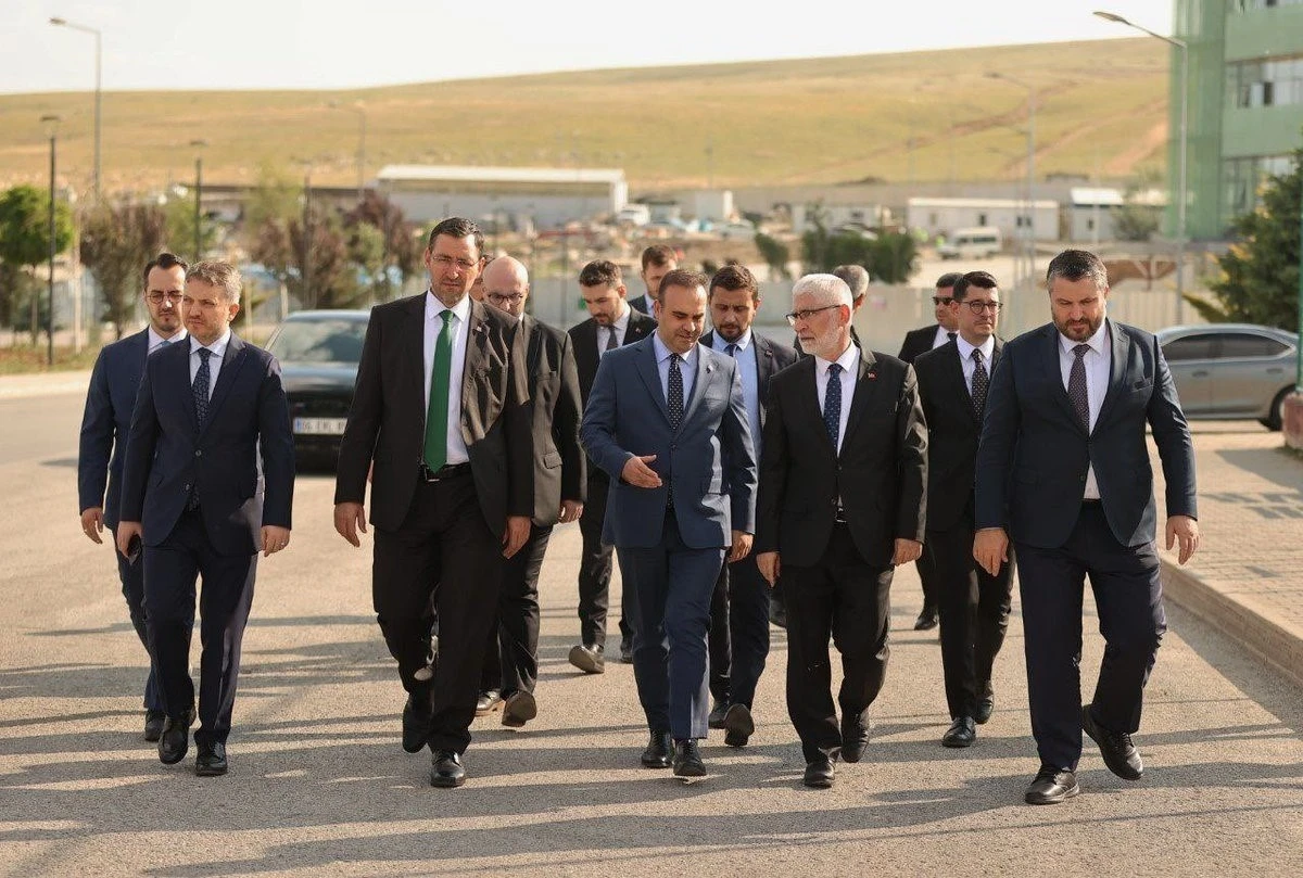 Bakan Kacır’dan Roketsan’a ziyaret
