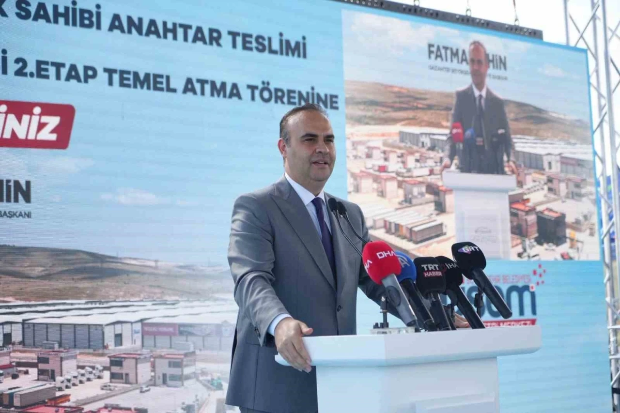 Bakan Kacır: "T&uuml;rkiye olarak tarih sahnesine eskisinden &ccedil;ok daha kuvvetli ve &ccedil;ok daha iddialı &ccedil;ıkıyoruz"
