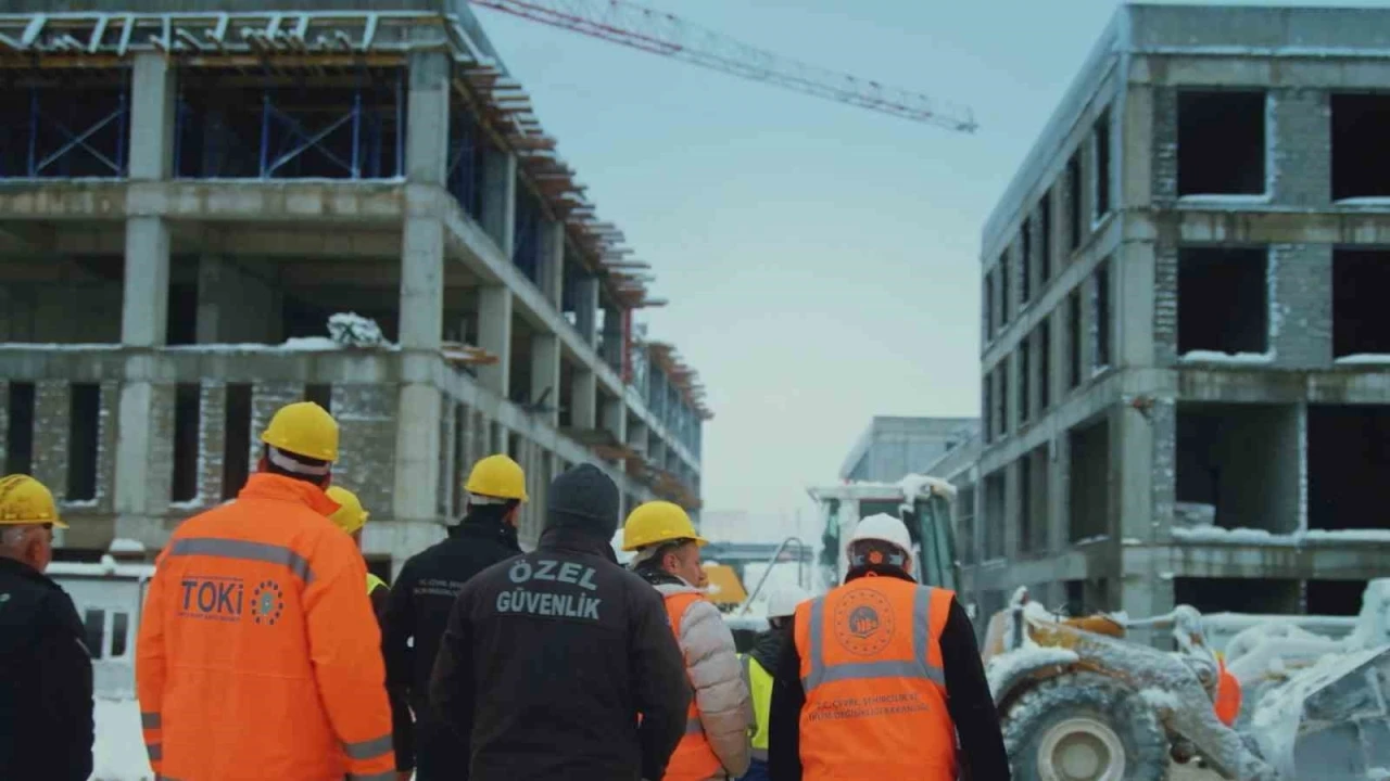 Bakan Kurum, 1 Mayıs Emek ve Dayanışma Gününü Deprem bölgesi klibiyle kutladı
